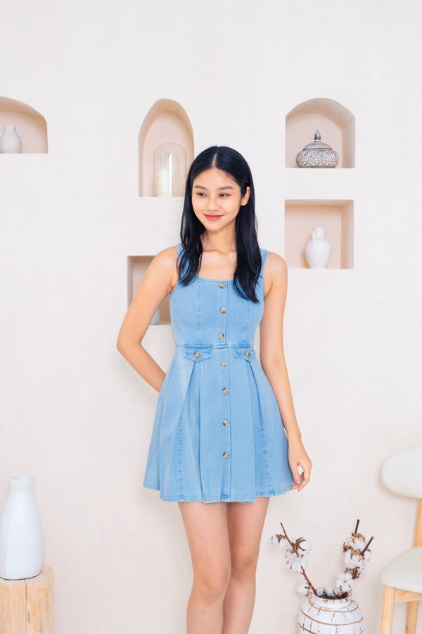 Maive Denim Buttons Dress In Light Wash