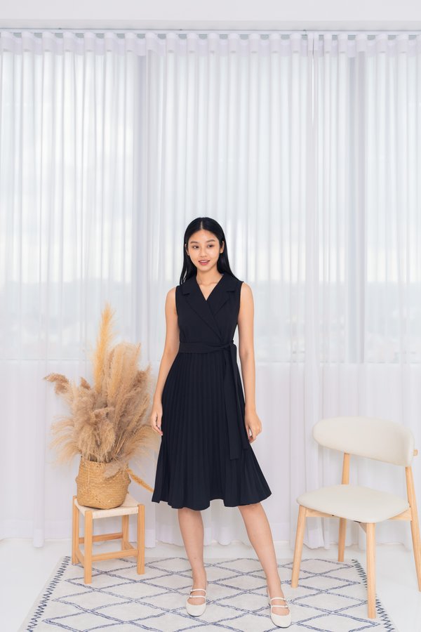 Cleo Pleated Midi Dress In Black