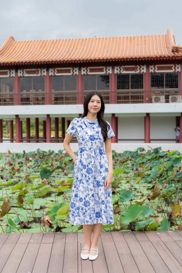 Seraphina Porcelain Sleeve Cheongsam In Blue