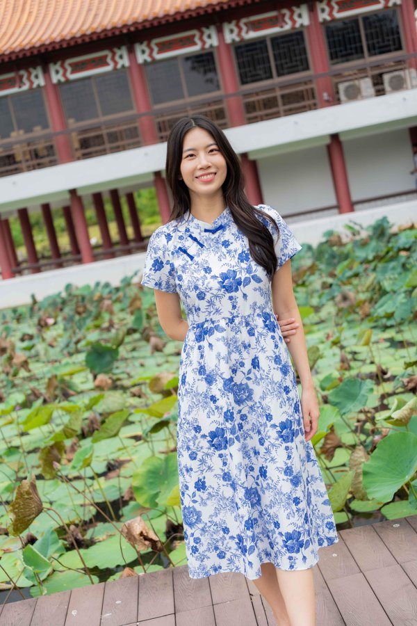 Seraphina Porcelain Sleeve Cheongsam In Blue