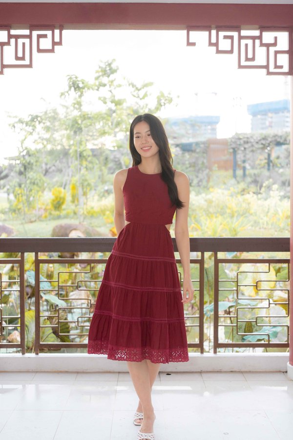 Brielle Tier Side Cut Dress In Wine Red