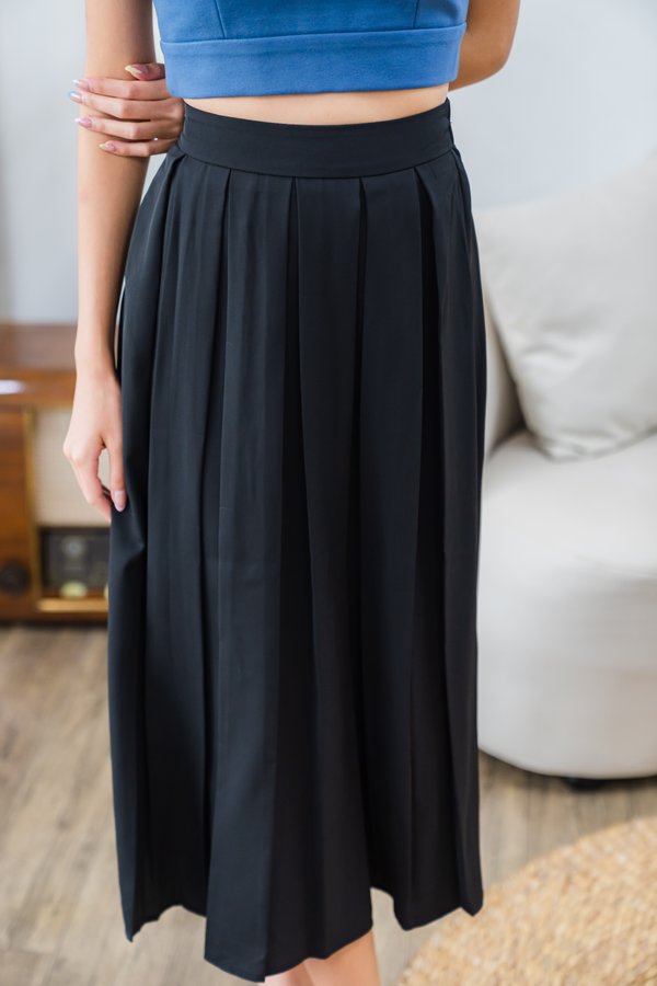 Victoria Pleated Skirt In Black 